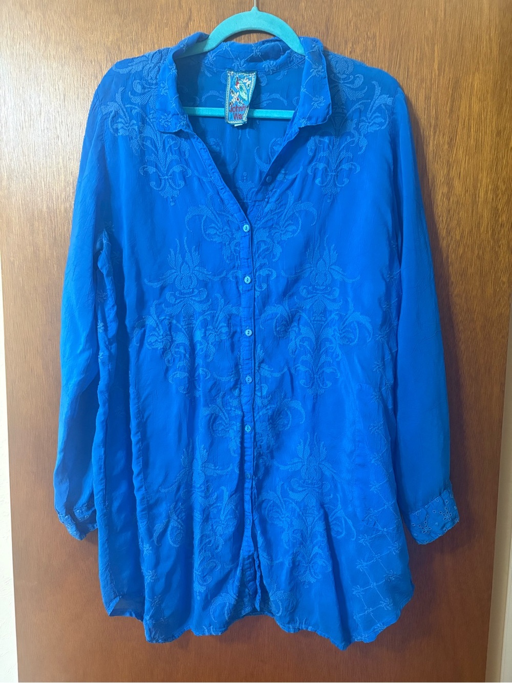 Johnny was Blue Embroidered Women's Button-Up top! Size large